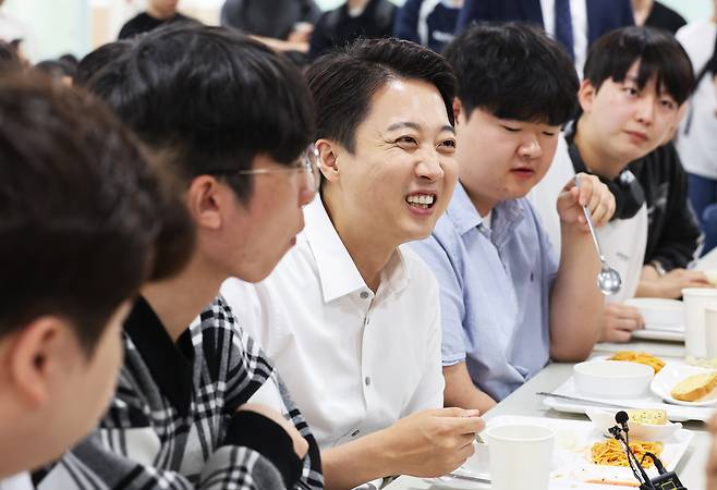 학식 먹으며 학생들과 대화하는 이준석 후보 / 사진=연합뉴스