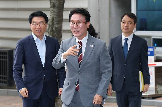 김민석 국무총리 후보자가 10일 오전 서울 통의동 금융감독원 연수원에 마련된 인사청문회 준비 사무실로 출근을 하고 있다. 뉴스1