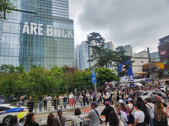 그룹 방탄소년단 RM과 뷔의 전역을 축하하기 위해 용산구 하이브 사옥 앞에 경찰 추산 1500여명의 팬들이 모였다. /사진=빅히트 뮤직 제공