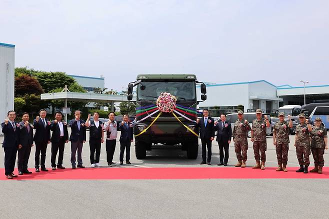 기아는 10일 오토랜드 광주 하남공장에서 차세대 중형표준차(KMTV, Kia Medium Tactical Vehicle) 양산 출고 기념식 행사를 갖고 본격 양산을 시작한다고 밝혔다. 사진은 왼쪽부터 이정기 한국자동차연구원 전문위원, 이종규 육군본부 장비정비차장, 서호석 육군 전력지원체계단장, 신동기 호원 대표이사, 조광철 코비코 대표이사, 은용철 기아 노동조합 광주지회장, 문재웅 기아 오토랜드 광주공장장, 김익태 기아 특수사업부장, 조현기 국방부 자원관리실장, 신상범 국방기술품질원장, 최순건 육군본부 군수참모부장, 김진철 육군 종합군수학교장, 이일용 육군 31사단장, 최석윤 육군 수송교육단장, 김진희 육군 군수사 장비정비차장. 사진=기아