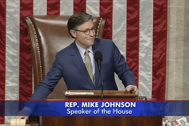 마이크 존슨 미국 하원 의장이 지난달 22일(현지시간) 워싱턴 미국 의회의사당에서 도널드 트럼프 미국 행정부의 대규모 세금 감면 법안을 통과시킨 후 밝게 웃고 있다. AP연합뉴스