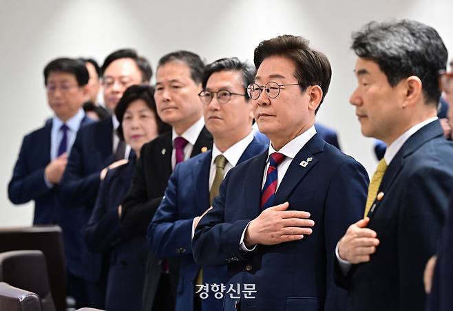 이재명 대통령이 지난 5일 용산 대통령실 청사에서 열린 취임 첫 국무회의에서 윤석열 전 대통령이 임명한 국무위원들과 함께 국민 의례를 하고 있다. 김창길 기자