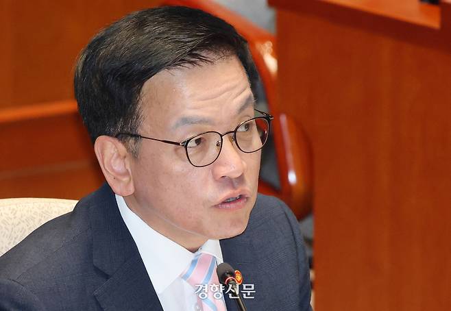 최상목 전 부총리 겸 기획재정부 장관이 지난 4월29일 국회에서 열린 예결위 전체회의에서 의원질의에 답하고 있다. 박민규 선임기자