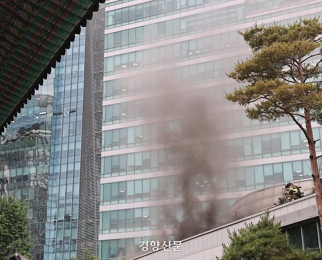 10일 서울 종로구 조계사 옆 한국불교역사문화기념관 국제회의장에서 화재가 발생해 소방관들이 진화작업을 펼치고 있다. 2025.6.10. 정지윤 선임기자