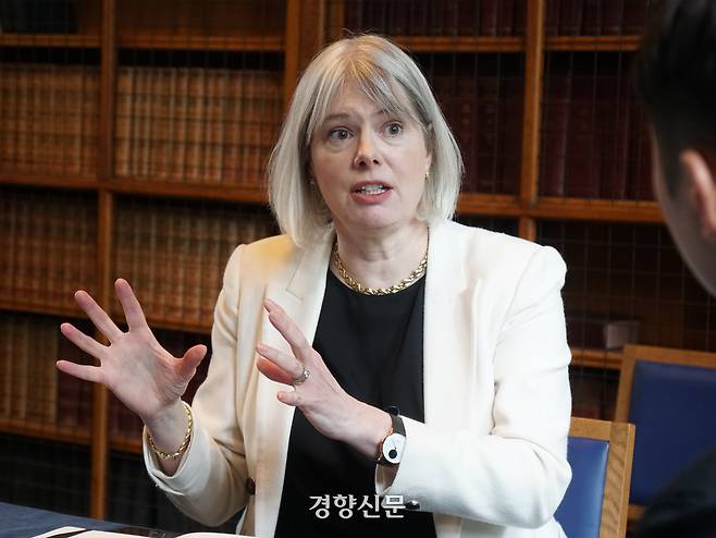 지나 네프 영국 케임브리지대 민더루 기술·민주주의 센터장이 지난달 19일(현지시간) 옥스퍼드대 베일리올 칼리지 한 건물에서 경향신문과 인터뷰하고 있다. 옥스퍼드 | 김경학 기자