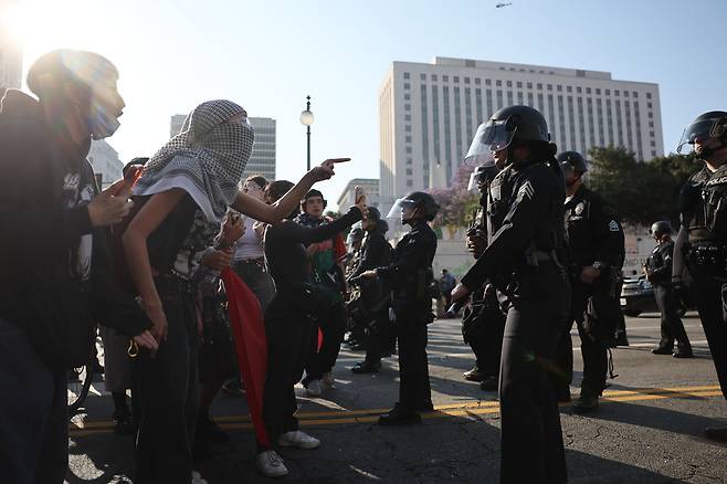 9일(현지시간) 미국 캘리포니아주 로스앤젤레스에서 이민자 대규모 추방에 반대하는 시위대와 경찰이 대치하고 있다. EPA연합뉴스