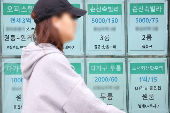 2일 서울 시내 한 부동산 전월세 관련 안내문. 연합뉴스