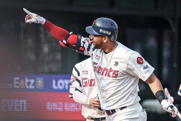 꾸준함의 대명사 롯데 빅터 레이예스가 올 시즌에는 안타왕을 넘어 가을 야구 맹활약을 정조준하고 있다. 사진은 레이예스가 팬들의 응원에 인사하는 모습.  롯데 자이언츠 제공