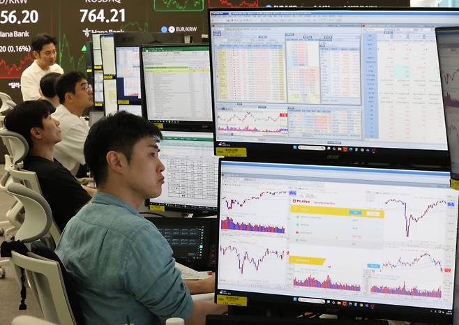 9일 서울 중구 하나은행 딜링룸에서 딜러들이 대화하고 있다. 연합뉴스