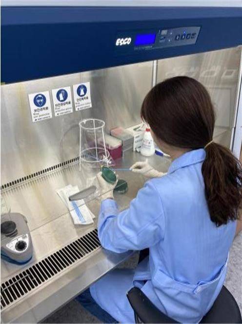 경북보건환경연구원이 동해안에서 채수한 해수를 검사하고 있다. 경북도 제공.