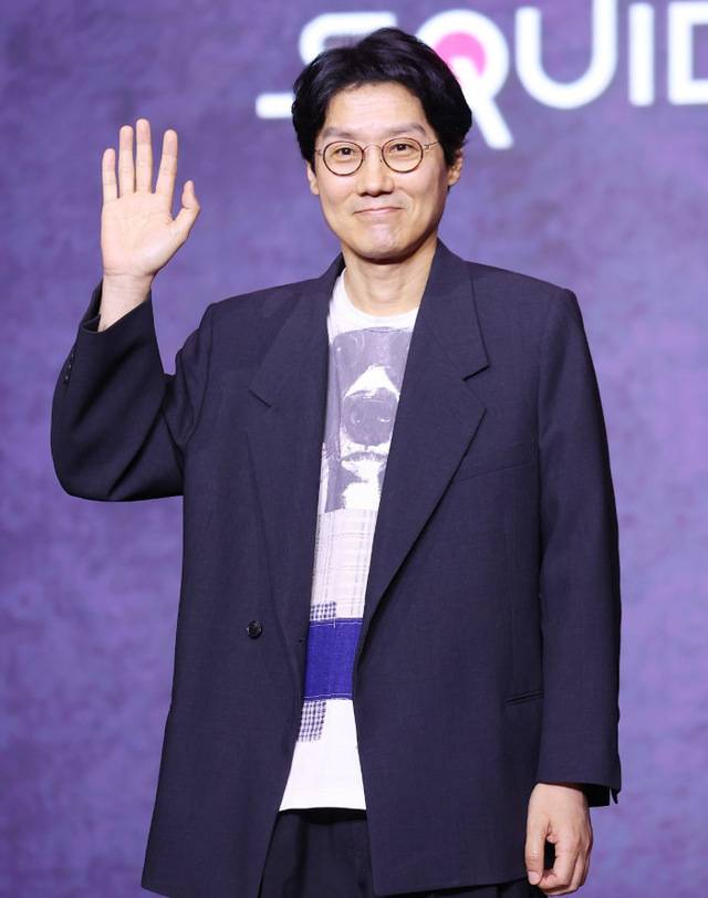 황동혁 감독이 9일 서울 용산구 서울드래곤시티에서 열린 ‘오징어 게임’ 시즌2 제작발표회에서 포즈를 취하고 있다. 연합뉴스