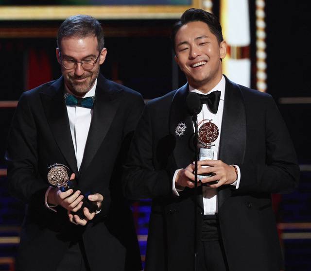 뮤지컬 ‘어쩌면 해피엔딩’으로 한국인 최초로 토니상을 수상한 극작가 박천휴(오른쪽)가 공동으로 작업한 미국 작곡가 윌 애런슨과 함께 8일(현지시간) 미국 뉴욕에서 열린 제78회 토니상 시상식 무대에 올라 트로피를 든 채 감격스러운 표정을 짓고 있다. 로이터연합뉴스