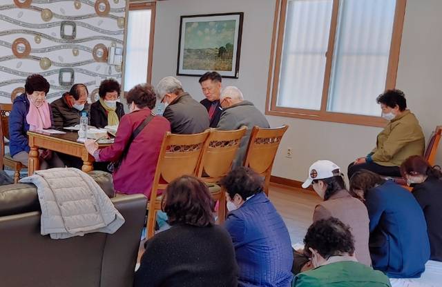 산불로 교회가 전소된 후 교인의 집에서 주일예배를 드리고 있는 경북 영덕 석동교회 모습. 석동교회 제공