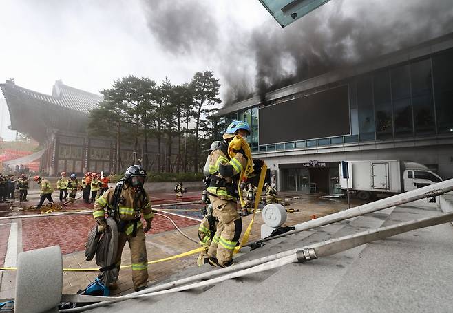10일 서울 종로구 조계사 내 건물에서 화재가 발생해 소방관들이 진화작업을 펼치고 있다. 연합뉴스