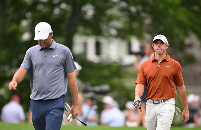 오는 12일(현지시간) 미국 펜실베이니아주 오크몬트의 오크몬트CC에서 열리는 시즌 세 번째 메이저대회 제125회 US오픈에서 우승 경쟁을 펼칠 것으로 예상되는 스코티 셰플러와 로리 매킬로이(오른쪽). AFP연합뉴스