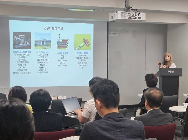 노혜린 연구회 초대 회장이 10일 창립총회에서 향후 연구회가 다룰 주제를 소개하고 있다. 이정헌 기자