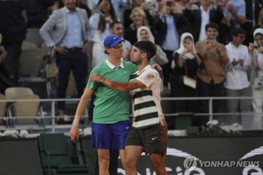 경기 종료 후 서로 격려하는 알카라스(오른쪽)와 신네르 / 사진=연합뉴스