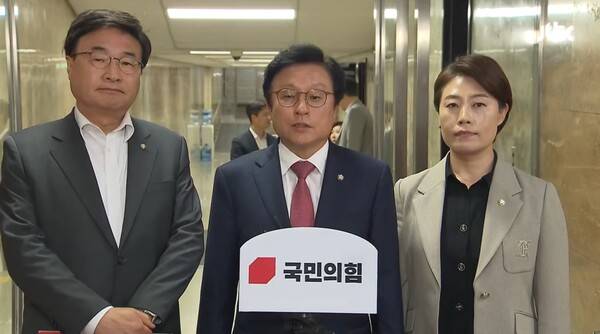 ▲박형수 국민의힘 원내수석부대표가 9일 저녁 국회 본관 의원총회를 마친 뒤 의총 결과에 대한 백브리핑에서 김용태 비대위원장 거취와 당 혁신안에 대한 결론을 내리지 못했다고 밝히고 있다. 사진=JTBC 영상 갈무리