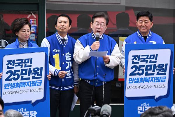 ▲ 2024년 3월24일 이재명 더불어민주당 대표가 서울 송파구 잠실 새마을전통시장을 방문해 시민들과 인사를 나눈 뒤 현장 기자회견을 하고 있다. ⓒ연합뉴스
