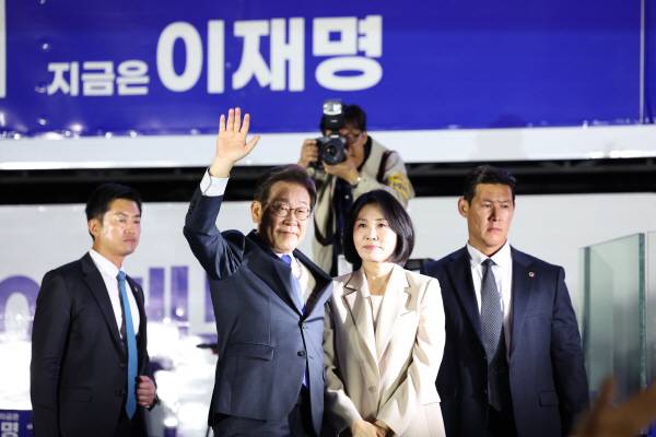 ▲ 제21대 대통령 당선이 확정된 더불어민주당 이재명 대선 후보와 부인 김혜경 여사가 4일 서울 여의도 국회 인근에서 당 주최로 열린 국민개표방송 행사에 참석해 시민들을 향해 인사하고 있는 모습. ⓒ연합뉴스