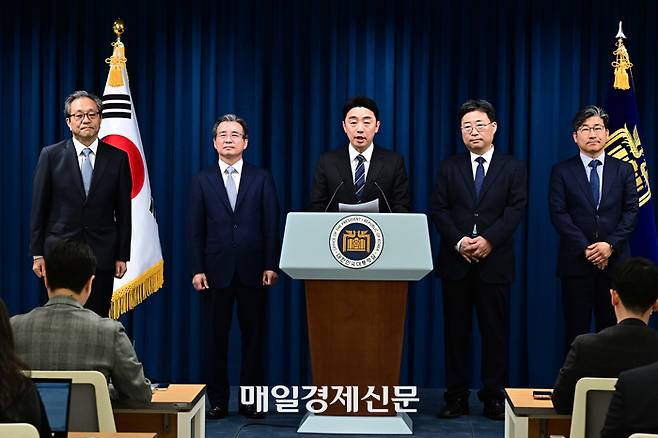 강훈식 대통령 비서실장이 6일 서울 용산 대통령실 청사에서 대통령실 수석비서관 인선을 발표하고 있다. (왼쪽부터) 문진영 사회수석, 김용범 정책실장, 강 비서실장, 하준경 경제성장수석, 류덕현 재정기획보좌관. 2025.06.06. [이승환 기자]