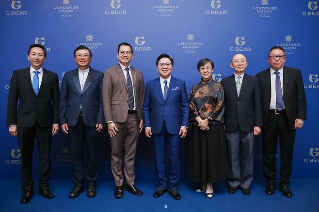 (왼쪽부터) 데이비스 퐁 마카오대학교 부속 상업게임연구소 소장, 폴 웡 마카오 레저관광서비스 혁신협회 회장, 유 유 상 마카오무역투자진흥국(IPIM) 국장, 샌즈 차이나 윌프레드 웡 박사, 마리아 헬레나 드 세나 페르난데스 마카오정부관광청(MGTO) 청장, 록 포 마카오일보 사장, 앤디 우 마카오 관광업 협회 회장 / 사진=샌즈차이나