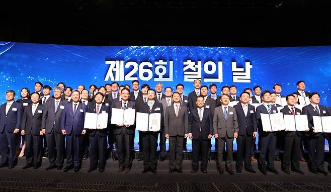 제26회 철의 날 기념식이 9일 서울 강남구 그랜드인터콘티넨탈 파르나스에서 열렸다. 안덕근 산업통상자원부 장관(앞줄 왼쪽에서 여덟 번째부터), 장인화 한국철강협회장 등 내빈과 정부포상 및 철강상 수상자들과 기념촬영 하고 있다. [자료=한국철강협회]