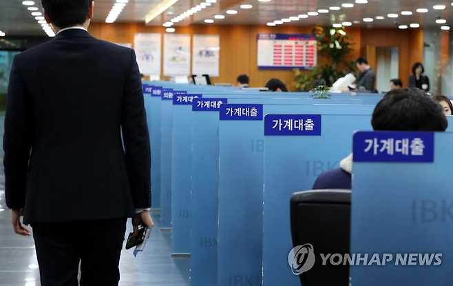 은행 창구에서 가계대출 상담을 받는 고객들의 모습. 기사와 직접적 관련 없음. [연합뉴스]
