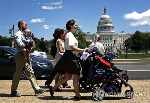 미 국회의사당 앞을 지나는 유모차. AFP 연합뉴스
