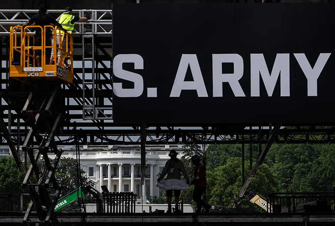 9일(현지시간) 미국 워싱턴DC 백악관 인근에 설치중인 미 육군 창설 250주년 열병식 관람석의 모습. [AFP=연합뉴스]