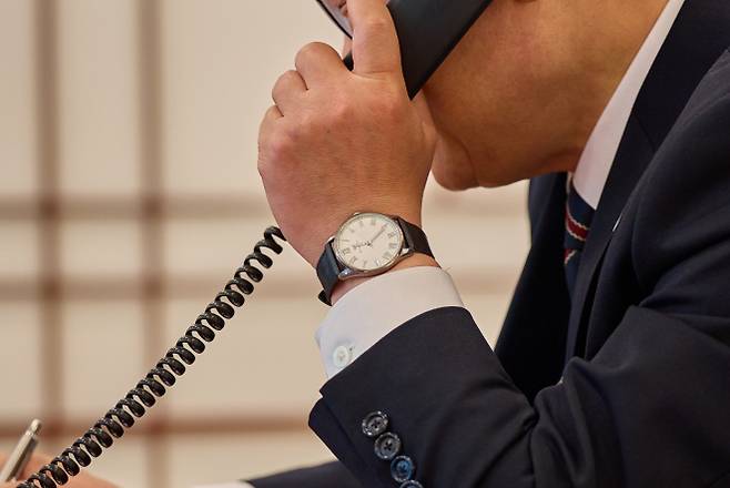 이재명 대통령이 9일 서울 용산구 대통령실 청사 집무실에서 이시바 시게루 일본 총리와 전화 통화를 위해 수화기를 들고 있다. [사진 출처 = 대통령실]