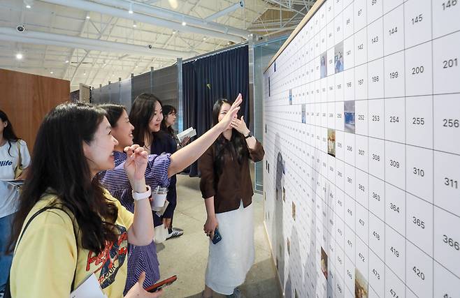 지난 주말 서울 성수동에 위치한 현대리바트 팝업스토어를 방문한 고객들이 모자이크월을 꾸미는 모습.  [사진 = 현대리바트]