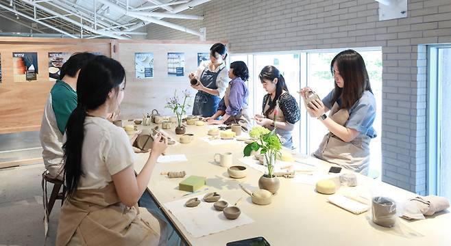 지난 주말 서울 성수동 현대리바트 팝업스토어에서 고객들이 공방 원데이클래스에 참여한 모습.   [사진 = 현대리바트]