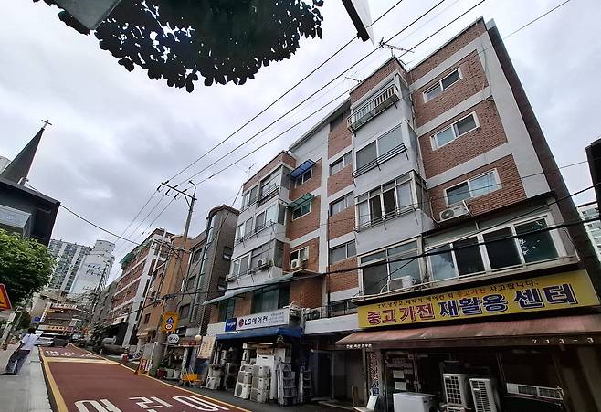 서울 강남 3구(강남·서초·송파구)와 용산구 아파트 전체가 토지거래허가구역으로 지정되며 올해 공시가격이 약 1억4000만원에 불과한 용산구 도원동 도원아파트도 규제 대상에 편입됐다. 사진은 도원아파트 전경. 이승환 기자