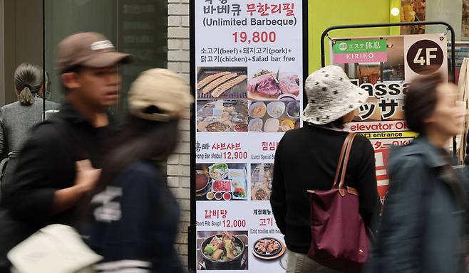 6일 서울 중구 명동거리에 위치한 식당에 가격표가 붙어 있다. . 2025.5.6 [사진 = 뉴스1]