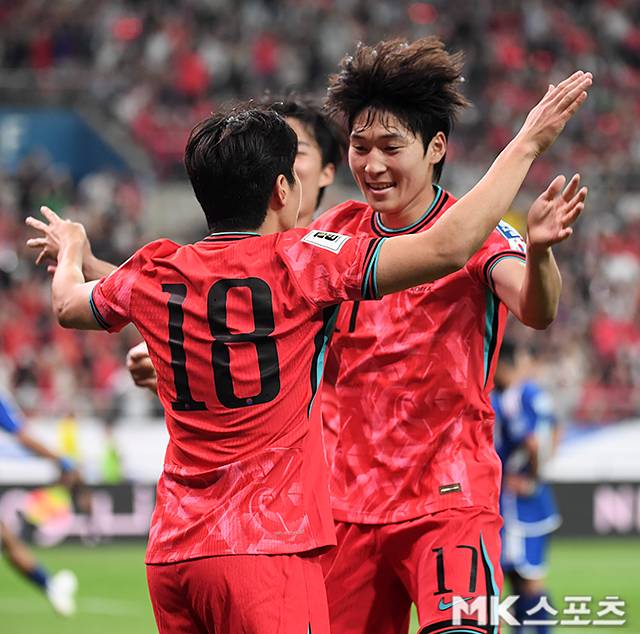 이강인(좌)은 배준호의 도움을 받아 1년 만에 A매치 득점했다. 사진(상암 서울)=천정환 기자