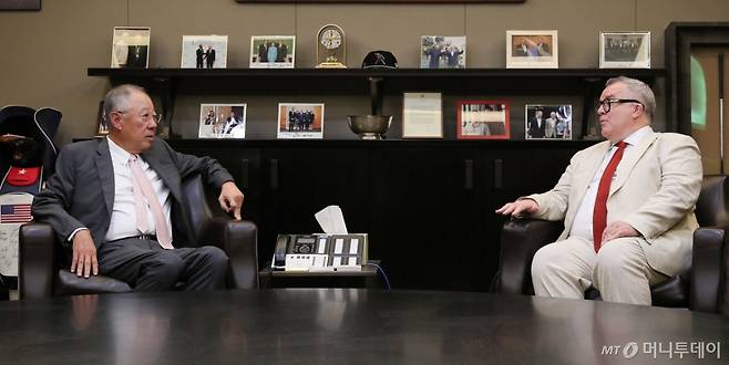 류진 한국경제인협회 회장이 10일 충정로 풍산빌딩을 방문한 영국 무역특사 왓슨경을 만나 주요 현안과 양국 경제협력 방안에 대해 논의했다. 사진 왼쪽부터 류진 한경협 회장(왼쪽), 영국 무역특사 왓슨경(오른쪽)./사진=한국경제인협회