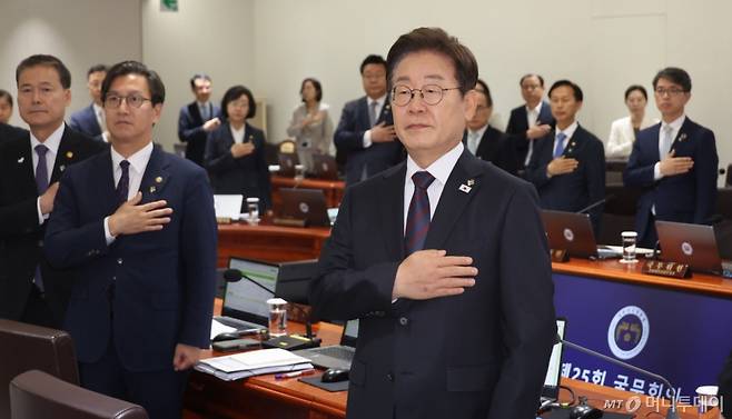 [서울=뉴시스] 최진석 기자 = 이재명 대통령이 10일 서울 용산 대통령실에서 열린 국무회의에서 국기에 경례하고 있다. (대통령실통신사진기자단) 2025.06.10. myjs@newsis.com /사진=최진석