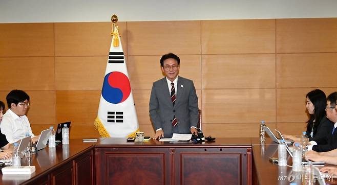 [서울=뉴시스] 김명원 기자 = 김민석 국무총리 후보자가 10일 오전 서울 종로구 통의동 금융감독연수원에 마련된 인사청문회 준비단 사무실에서 출입기자들과 간담회를 하고 있다. (공동취재) 2025.06.10 photo@newsis.com /사진=