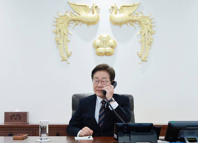 이재명 대통령이 9일 서울 용산구 대통령실 청사 집무실에서 전화 통화를 위해 수화기를 들고 있다. /사진제공=뉴시스