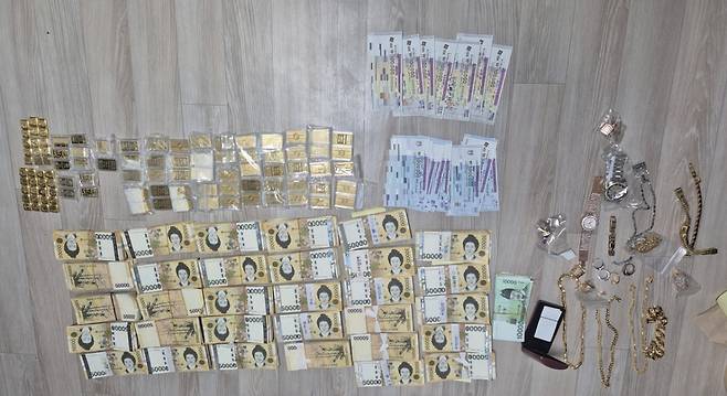 등산가방에서 나온 금괴와 은닉한 재산들. 사진=국세청 제공.