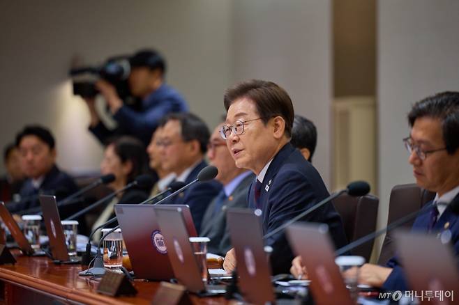 (서울=뉴스1) 허경 기자 = 이재명 대통령이 10일 서울 용산구 대통령실 청사에서 열린 국무회의에서 모두발언을 하고 있다. (대통령실 제공. 재판매 및 DB 금지) 2025.6.10/뉴스1  Copyright (C) 뉴스1. All rights reserved. 무단 전재 및 재배포,  AI학습 이용 금지. /사진=(서울=뉴스1) 허경 기자