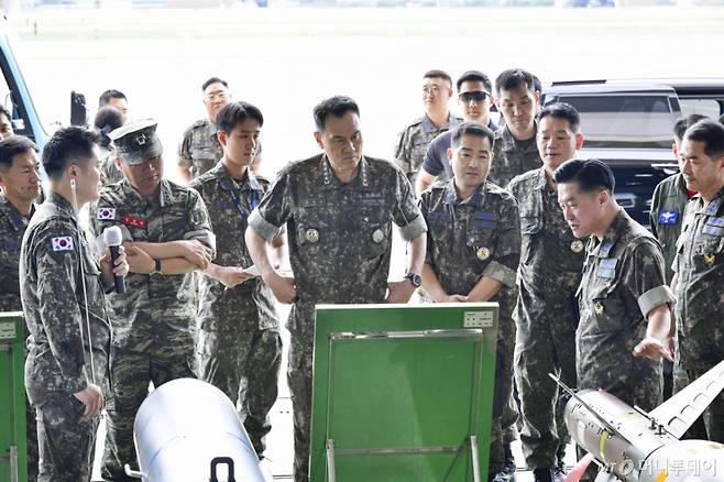 김명수 합동참모본부 의장이 10일 공군 11전투비행단을 방문해 항공무장 현황을 보고 받고 있다. / 사진= 합동참모본부