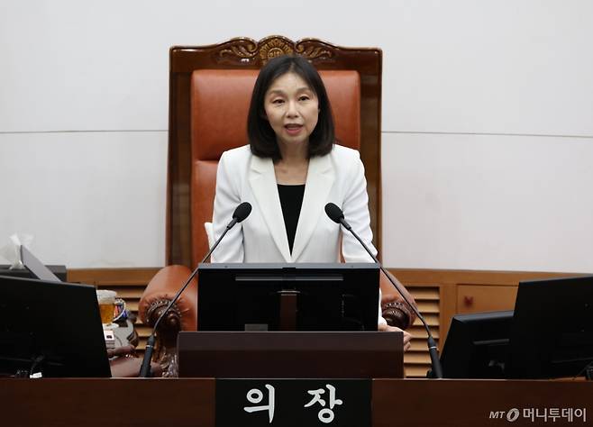 [서울=뉴시스] 김금보 기자 = 최호정 서울시의회 의장이 10일 오후 서울 중구 서울시의회 본회의장에서 열린 제331회 정례회 개회식에서 개회사를 하고 있다. 2025.06.10. kgb@newsis.com /사진=김금보