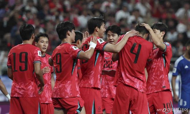 [서울=뉴시스] 김근수 기자 = 10일 서울 마포구 서울월드컵경기장에서 열린 2026 국제축구연맹(FIFA) 북중미월드컵 아시아 3차 예선 한국과 쿠웨이트의 경기, 한국 이재성이 네번째 골을 성공시키고 선수들과 기쁨을 나누고 있다. 2025.06.10. ks@newsis.com /사진=김근수