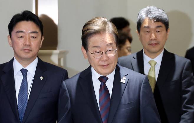 윤석열 전 대통령 파면 이후 출범한 이재명 정부가 두번째 국무회의를 열고 본격적인 국정 운영에 박차를 가하고 있다. 사진은 이재명 대통령이 10일 서울 용산 대통령실에서 열린 국무회의에 입장하고 있는 모습. /사진=대통령실 출입기자단