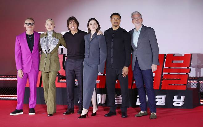 '미션 임파서블: 파이널 레코닝'이 올해 국내 개봉 외국영화 중 최고 흥행작에 올랐다.사진은 지난 5월 8일 오후 서울 송파구 잠실 롯데월드타워에서 열린 영화 '미션 임파서블: 파이널 레코닝' 프레스 컨퍼런스에 참석해 포즈를 취하고 있는 배으들과 감독의 모습. /사진=스타뉴스