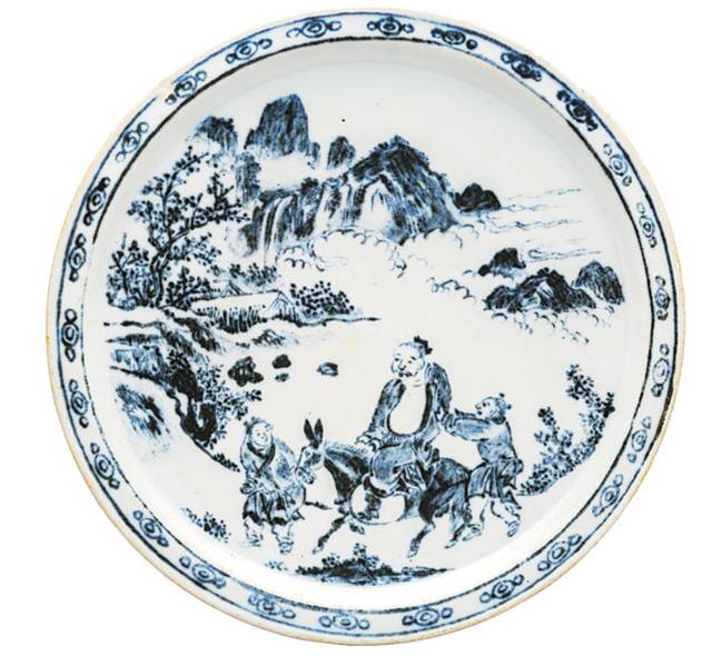 백자 청화 산수·인물무늬 전 접시. 개인 소장·촬영자 시로노 세이지(城野誠治).   국립중앙박물관 제공