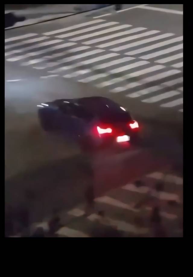 지난 5일 밤 부산 기장군 오시리아 관광단지에서 드리프트를 즐기는 폭주 차량. 기장경찰서 제공