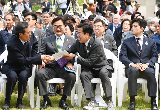 6·10 민주항쟁 기념식  : 우상호(왼쪽) 대통령실 정무수석과 박찬대(〃 세 번째) 더불어민주당 대표 직무대행 겸 원내대표가 10일 오전 서울 용산구 민주화운동기념관에서 열린 6·10 민주항쟁 기념식에서 악수하고 있다. 왼쪽부터 우 수석, 우원식 국회의장, 박 직무대행, 김용태 국민의힘 비상대책위원장.  박윤슬 기자